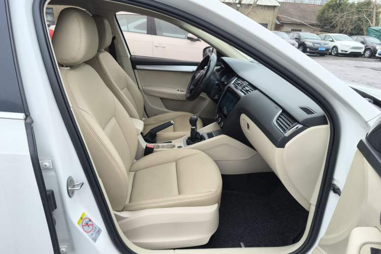 Used Skoda Octavia 2015 1.6L Manual Yijie Edition Right Front Seat