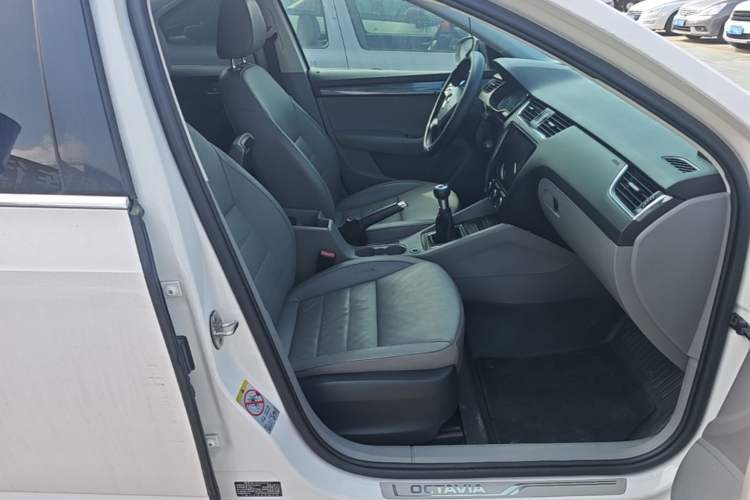 Used Skoda Octavia 2015 1.6L Manual Yijun Edition Right Front Seat