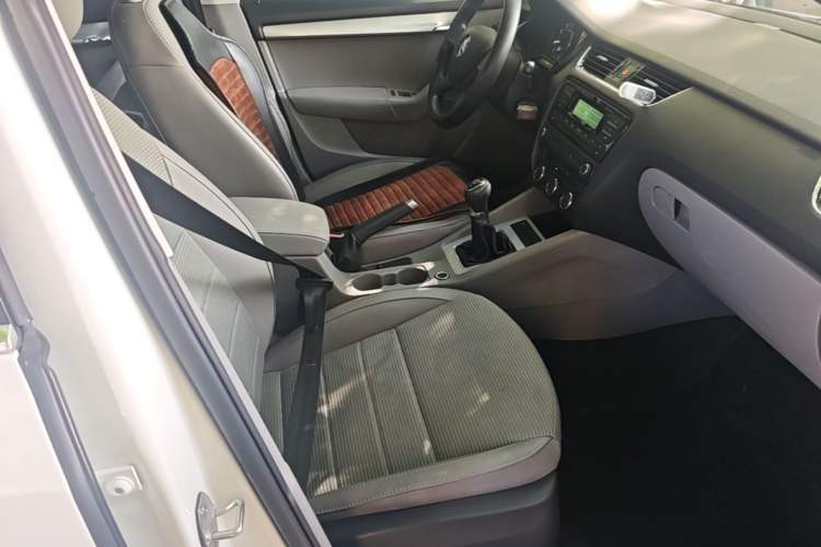 Used Skoda Octavia 2015 1.6L Manual Yijie Edition Right Front Seat