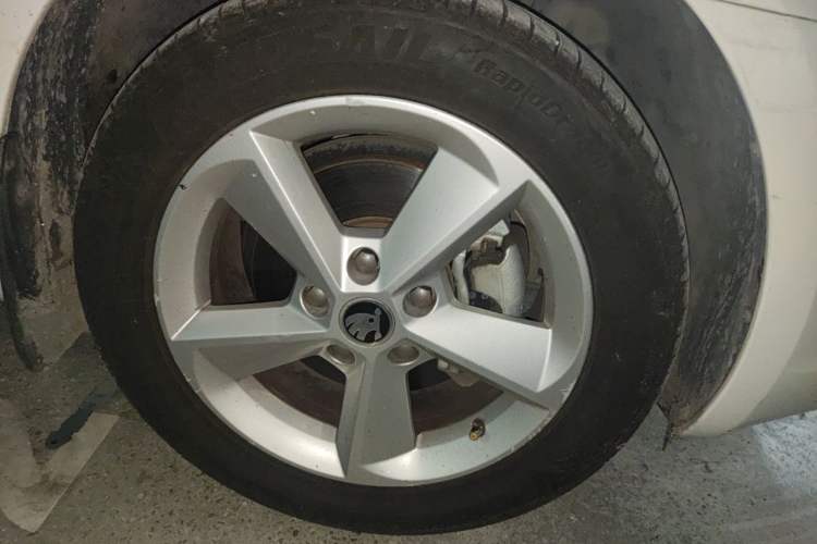 Used Skoda Octavia 2015 1.6L Automatic Yijun Edition Right Front Wheel Hub
