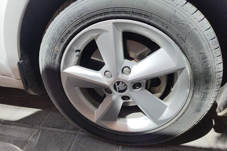 Used Skoda Octavia 2015 1.6L Manual Yijie Edition Right Front Wheel Hub