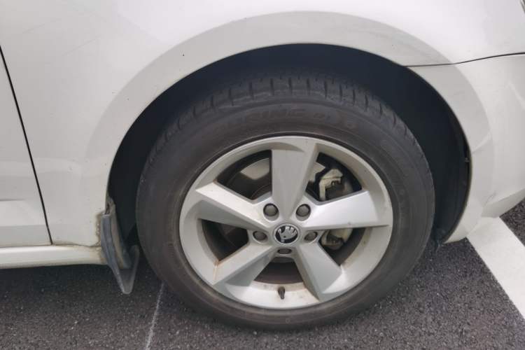 Used Skoda Octavia 2015 1.6L Automatic Yijun Edition Right Front Wheel Hub