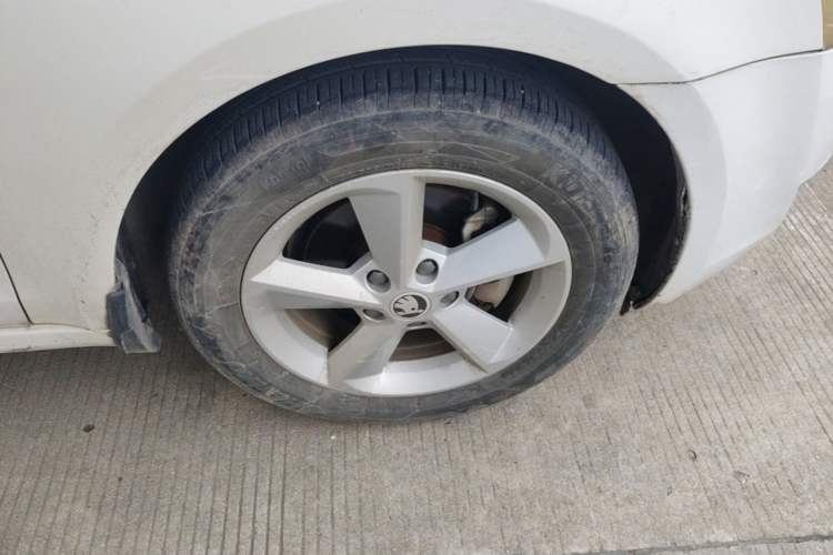 Used Skoda Octavia 2015 1.6L Manual Yijie Edition Right Front Wheel Hub