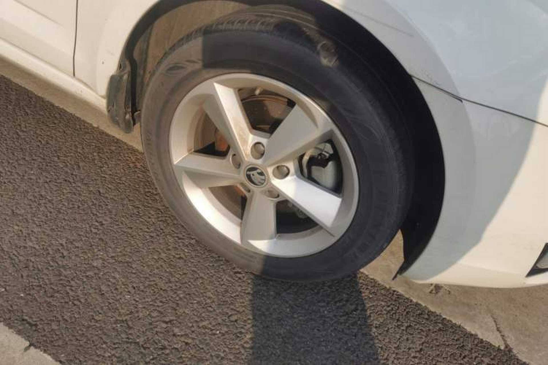 Used Skoda Octavia 2015 1.6L Automatic Yijie Edition Right Front Wheel Hub