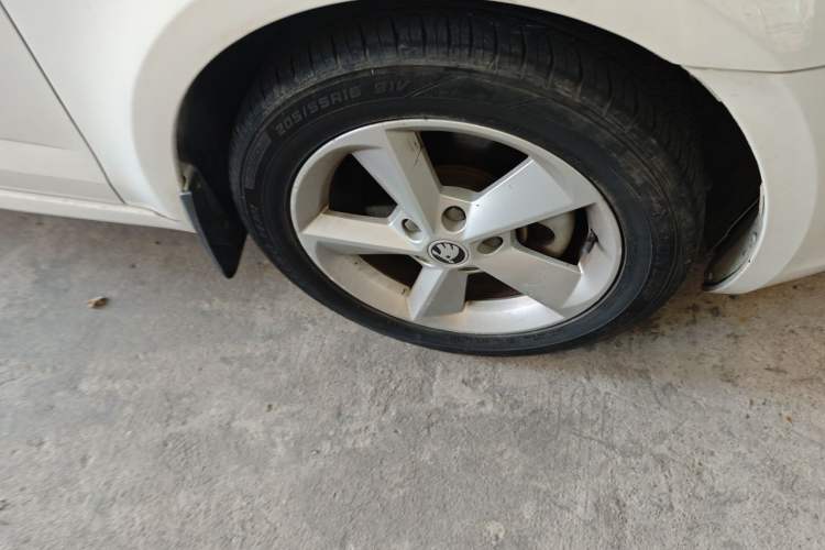 Used Skoda Octavia 2015 1.6L Automatic Yijun Edition Right Front Wheel Hub