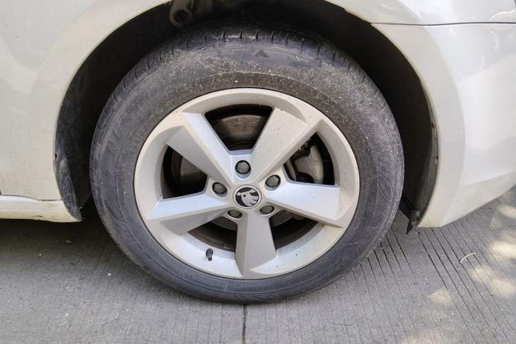 Used Skoda Octavia 2015 1.6L Manual Yijun Edition Right Front Wheel Hub
