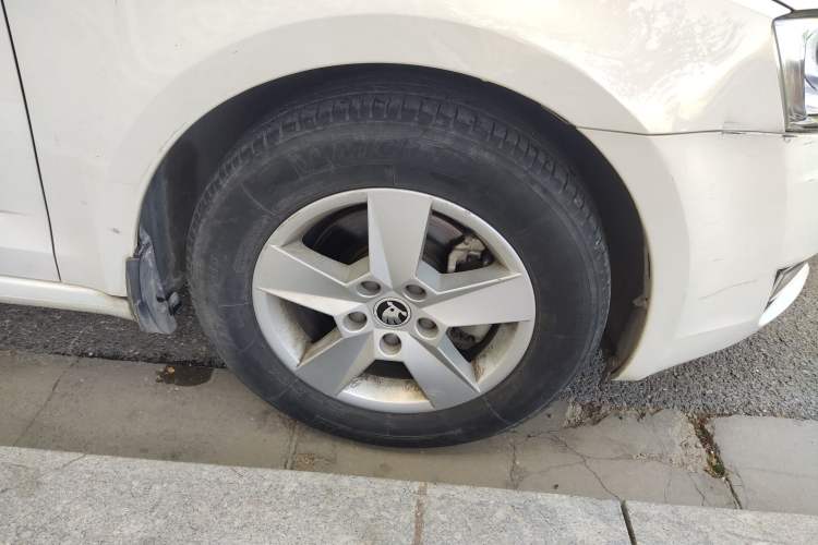Used Skoda Octavia 2015 1.6L Manual Eado Edition Right Front Wheel Hub