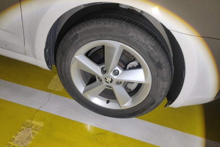 Used Skoda Octavia 2015 1.6L Manual Yijun Edition Right Front Wheel Hub