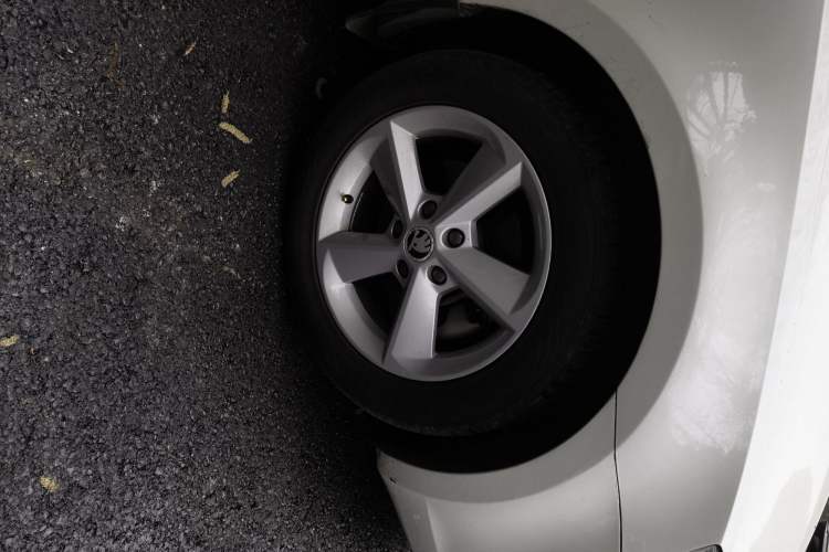 Used Skoda Octavia 2015 1.6L Manual Yijun Edition Right Front Wheel Hub