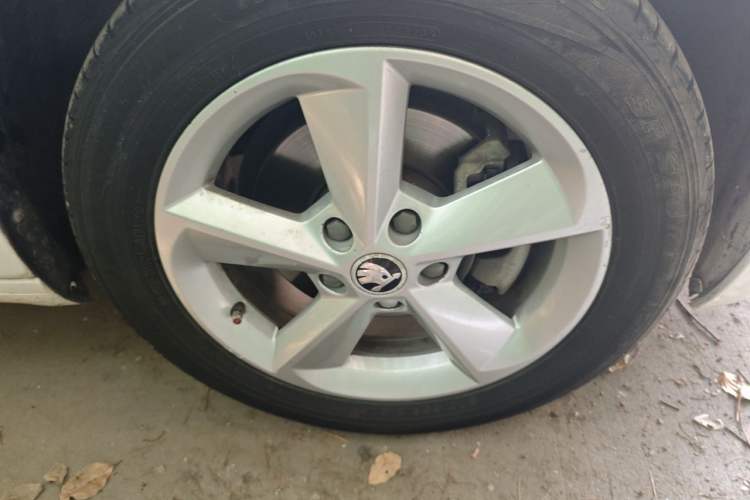 Used Skoda Octavia 2015 1.6L Automatic Yijie Edition Right Front Wheel Hub