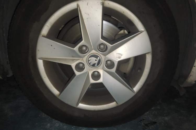 Used Skoda Octavia 2015 1.6L Automatic Eado Edition Right Front Wheel Hub
