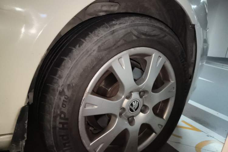 Used Skoda Octavia 2015 Classic Model 1.6L Automatic Elegance Edition Right Front Wheel Hub