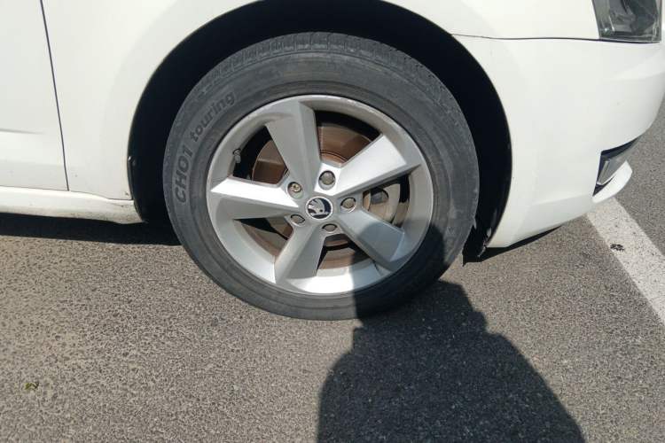 Used Skoda Octavia 2015 1.6L Automatic Yijie Edition Right Front Wheel Hub