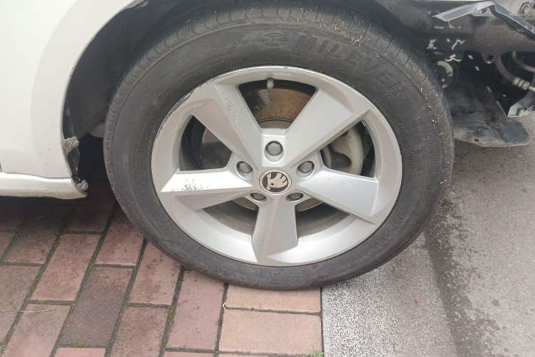 Used Skoda Octavia 2015 1.6L Automatic Yijie Edition Right Front Wheel Hub