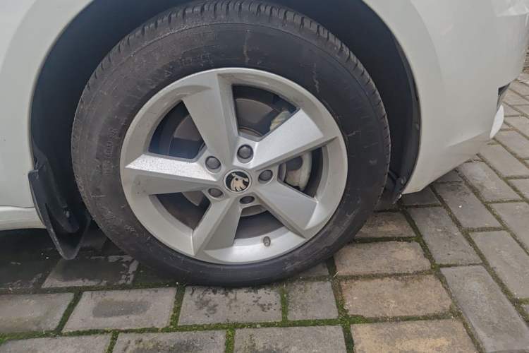 Used Skoda Octavia 2015 1.6L Manual Yijun Edition Right Front Wheel Hub