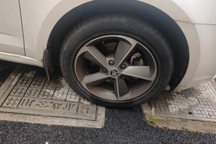 Used Skoda Octavia 2015 1.6L Automatic Yijie Edition Right Front Wheel Hub