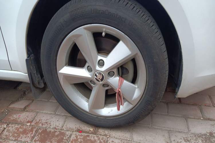 Used Skoda Octavia 2015 1.6L Automatic Yijun Edition Right Front Wheel Hub