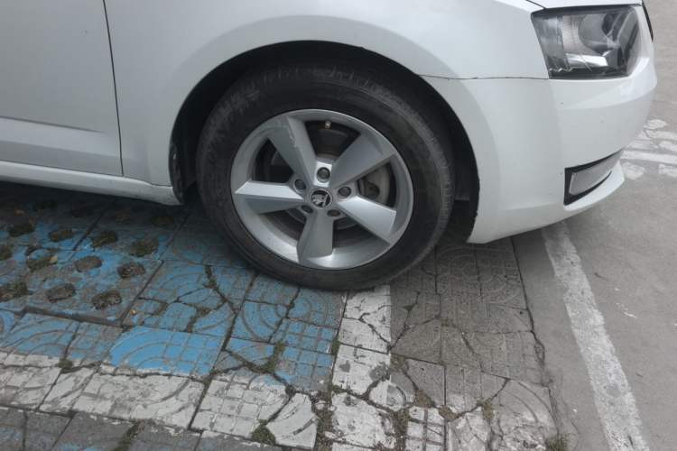 Used Skoda Octavia 2015 1.6L Automatic Yijun Edition Right Front Wheel Hub