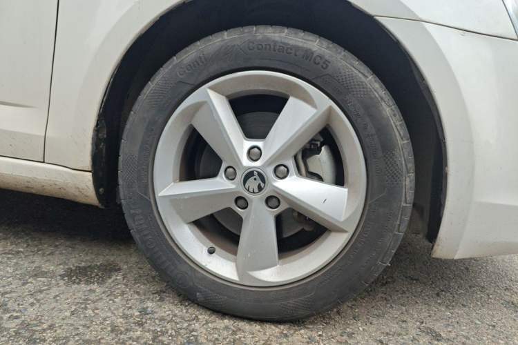 Used Skoda Octavia 2015 1.6L Manual Yijun Edition Right Front Wheel Hub