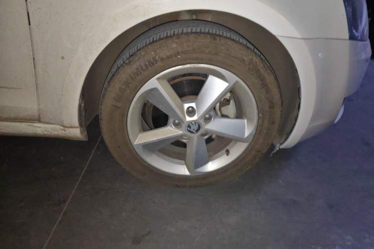 Used Skoda Octavia 2015 1.6L Manual Yijun Edition Right Front Wheel Hub