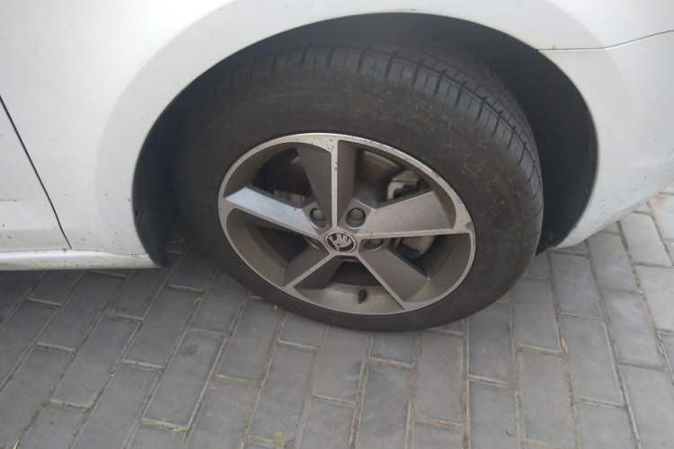 Used Skoda Octavia 2015 1.6L Manual Yijie Edition Right Front Wheel Hub