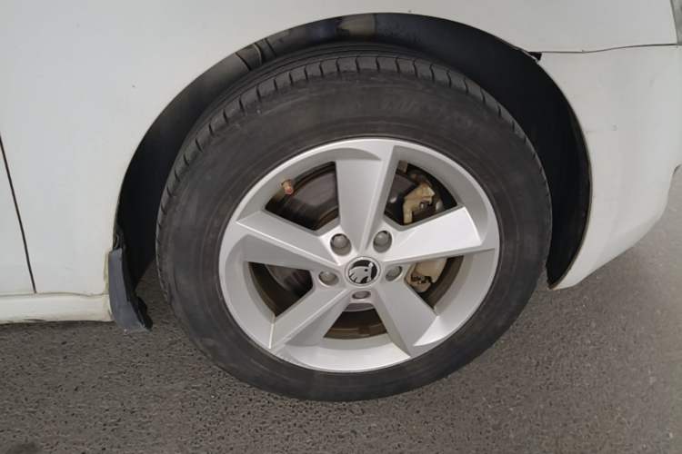 Used Skoda Octavia 2015 1.6L Automatic Yijun Edition Right Front Wheel Hub