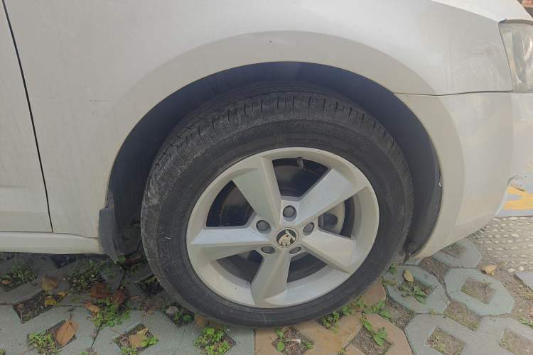 Used Skoda Octavia 2015 1.6L Automatic Yijie Edition Right Front Wheel Hub