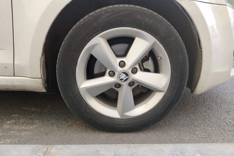 Used Skoda Octavia 2015 1.6L Automatic Yijie Edition Right Front Wheel Hub