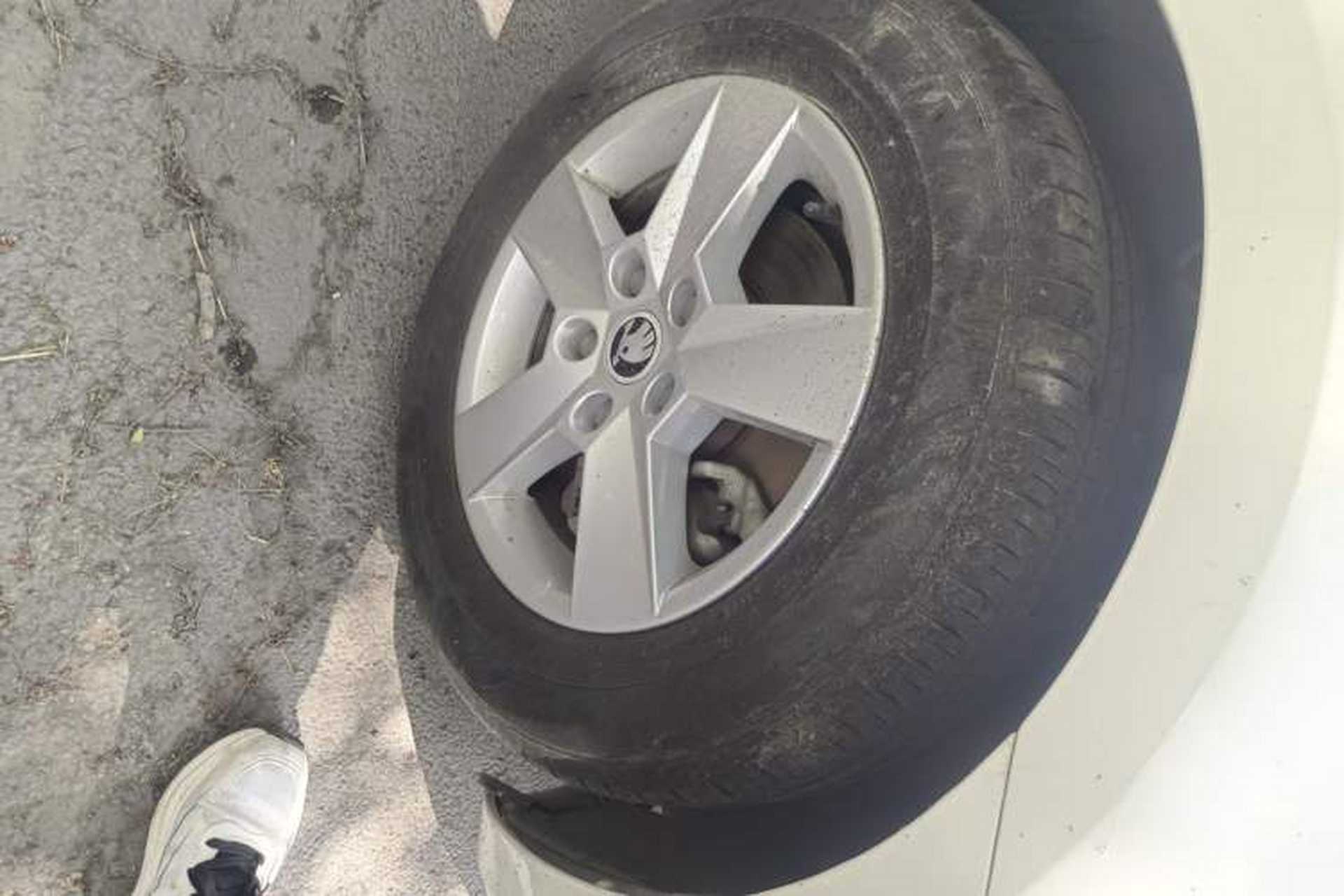 Used Skoda Octavia 2015 1.6L Automatic Eado Edition Right Front Wheel Hub