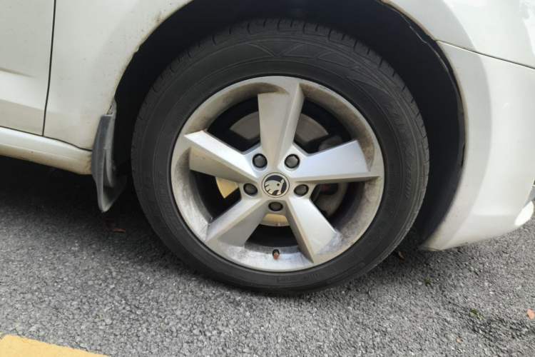 Used Skoda Octavia 2015 1.6L Automatic Yijun Edition Right Front Wheel Hub