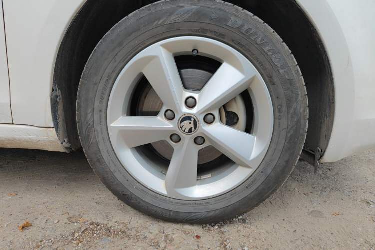 Used Skoda Octavia 2015 1.6L Automatic Yijie Edition Right Front Wheel Hub