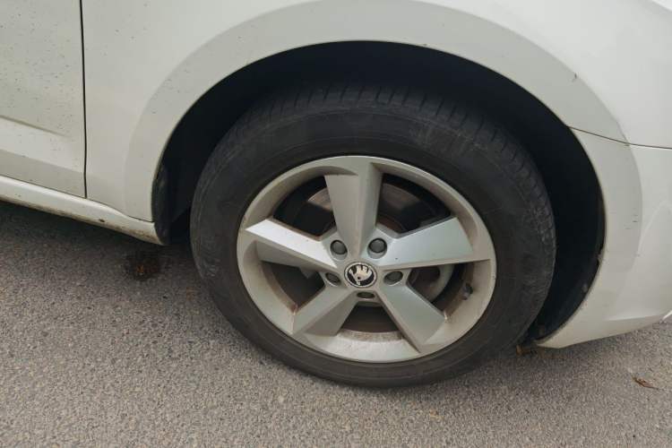 Used Skoda Octavia 2015 1.6L Automatic Yijie Edition Right Front Wheel Hub