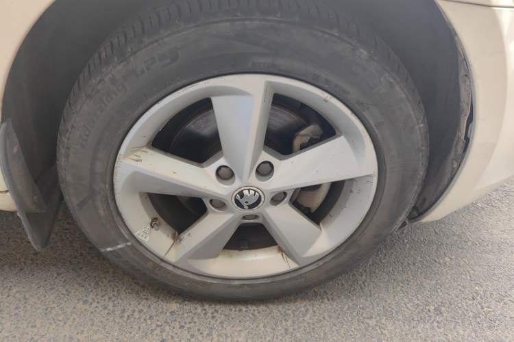 Used Skoda Octavia 2015 1.6L Automatic Eado Edition Right Front Wheel Hub