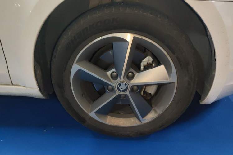 Used Skoda Octavia 2015 1.6L Manual Yijun Edition Right Front Wheel Hub