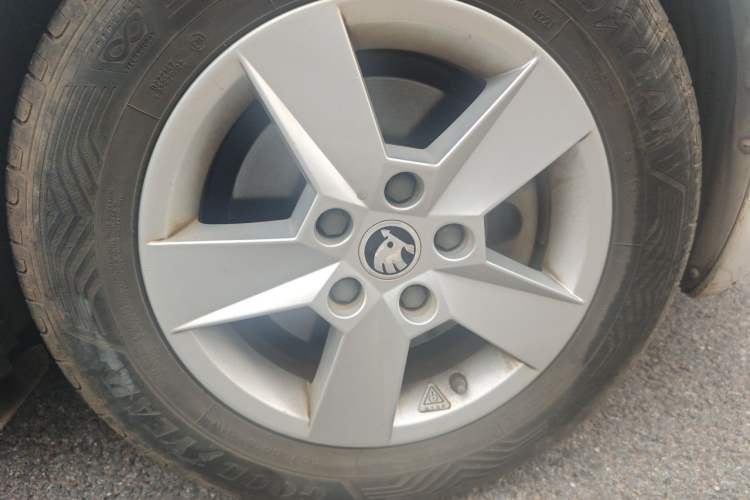 Used Skoda Octavia 2015 1.6L Automatic Eado Edition Right Front Wheel Hub