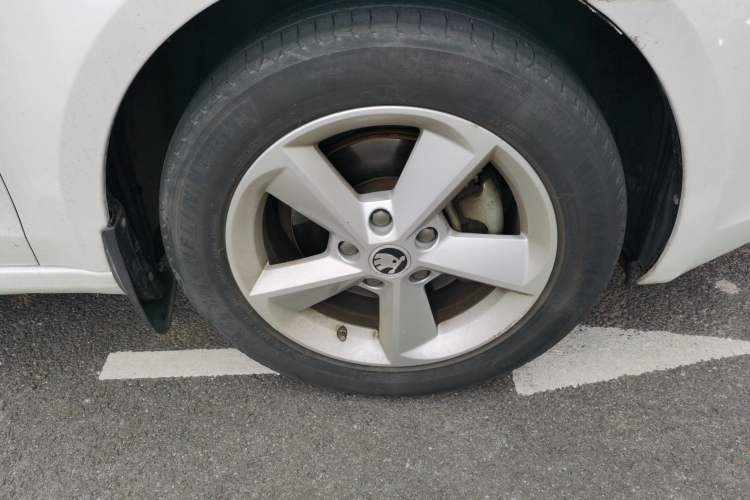 Used Skoda Octavia 2015 1.6L Automatic Yijun Edition Right Front Wheel Hub