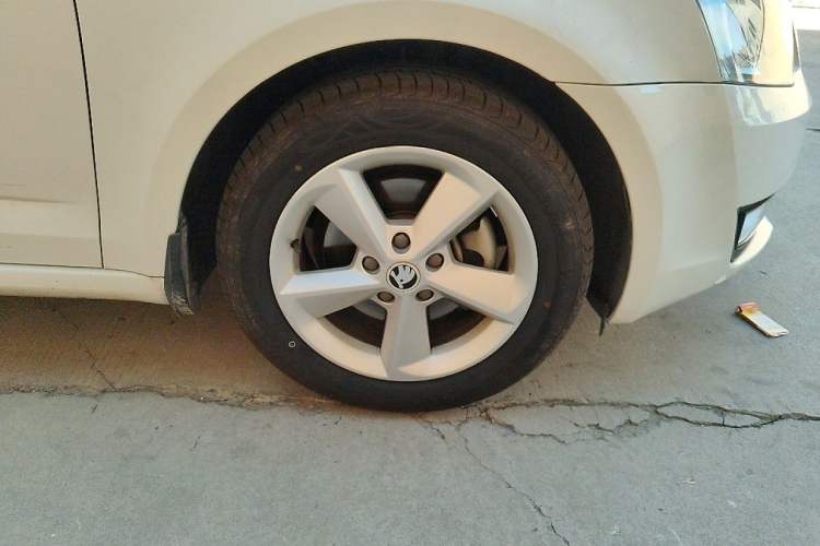 Used Skoda Octavia 2015 1.6L Manual Yijie Edition Right Front Wheel Hub