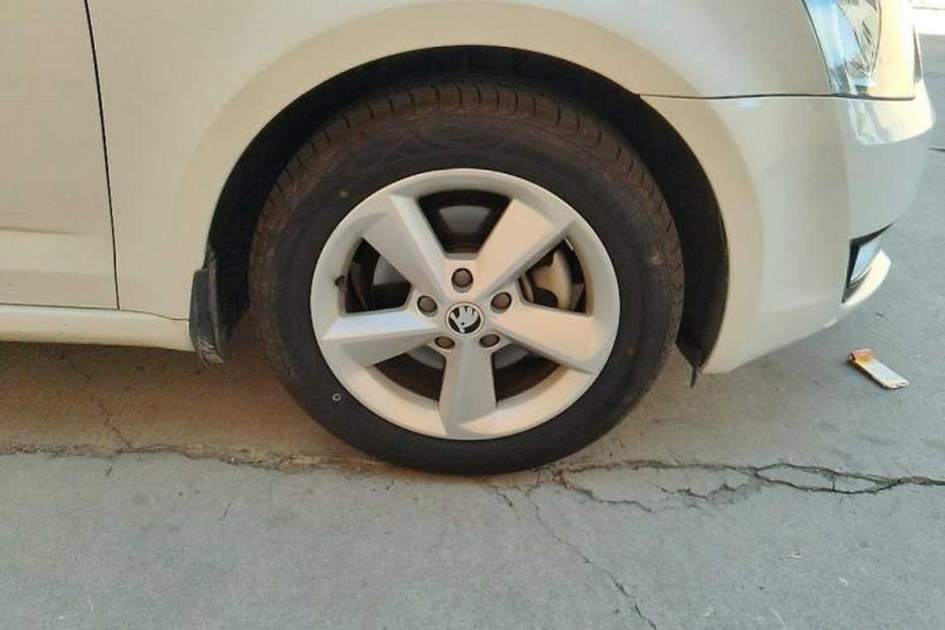 Used Skoda Octavia 2015 1.6L Manual Yijie Edition Right Front Wheel Hub