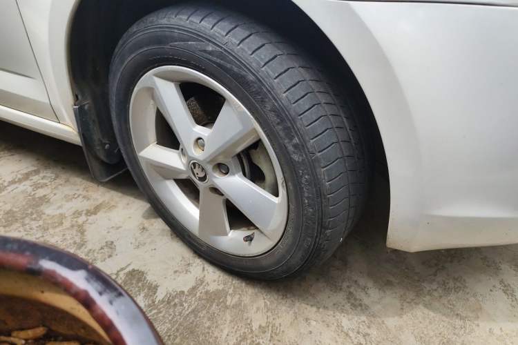Used Skoda Octavia 2015 1.6L Automatic Yijie Edition Right Front Wheel Hub