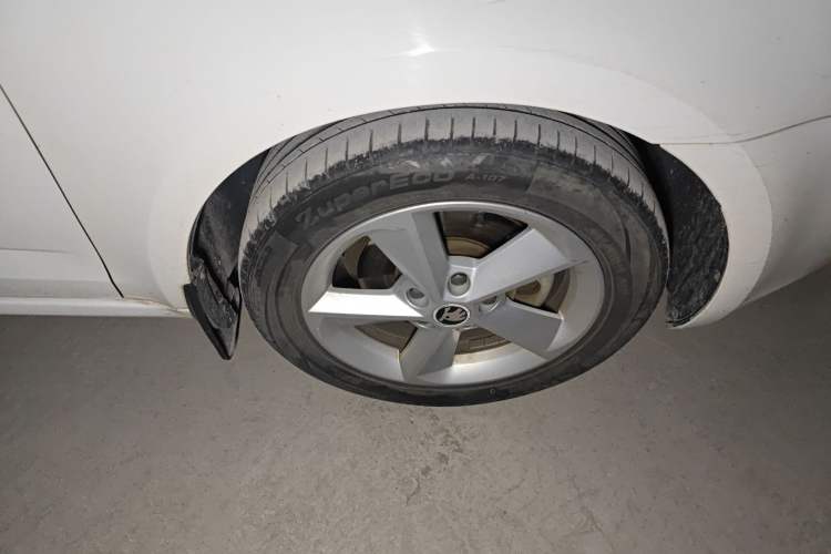 Used Skoda Octavia 2015 1.6L Manual Yijie Edition Right Front Wheel Hub