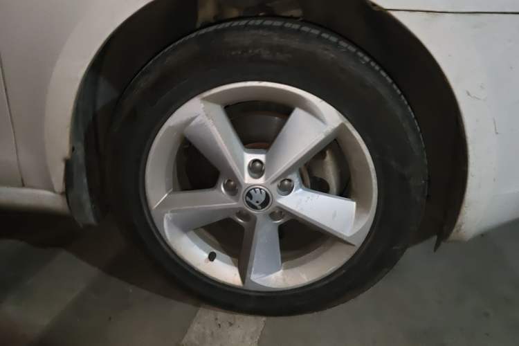 Used Skoda Octavia 2015 1.6L Automatic Yijun Edition Right Front Wheel Hub