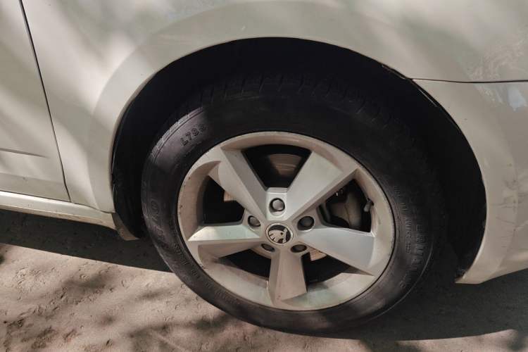 Used Skoda Octavia 2015 1.6L Manual Yijie Edition Right Front Wheel Hub
