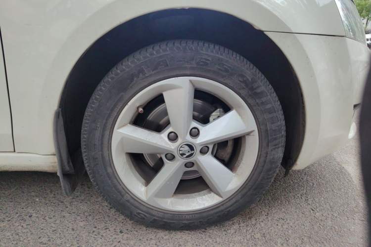 Used Skoda Octavia 2015 1.6L Automatic Yijun Edition Right Front Wheel Hub