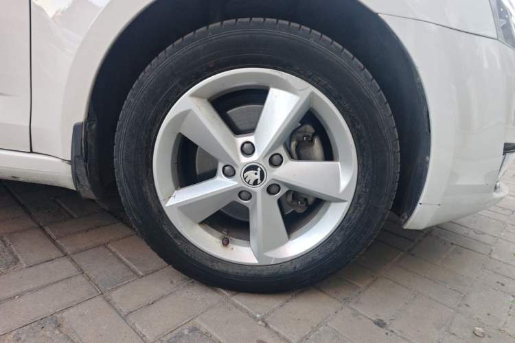 Used Skoda Octavia 2015 1.6L Manual Yijun Edition Right Front Wheel Hub