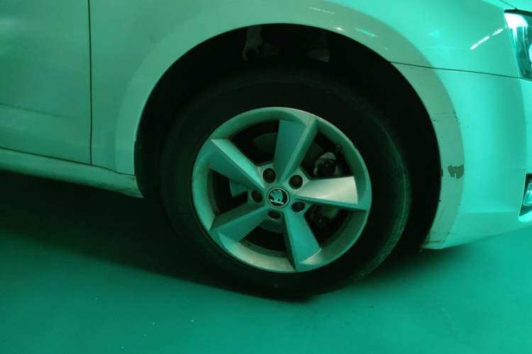 Used Skoda Octavia 2015 1.6L Automatic Yijie Edition Right Front Wheel Hub