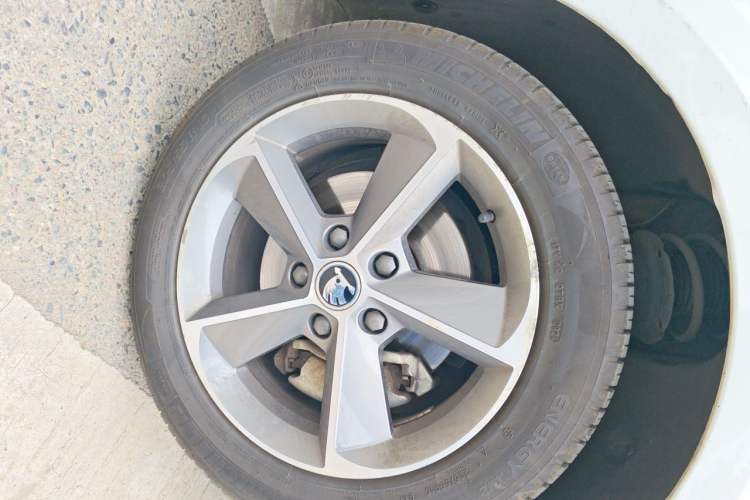 Used Skoda Octavia 2015 1.6L Automatic Yijie Edition Right Front Wheel Hub