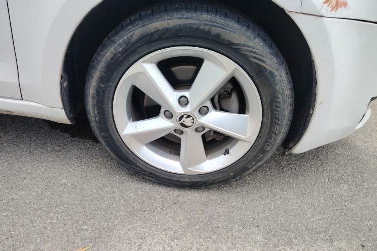 Used Skoda Octavia 2015 1.6L Automatic Yijun Edition Right Front Wheel Hub