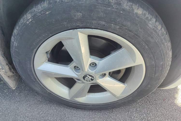 Used Skoda Octavia 2015 1.6L Automatic Yijie Edition Right Front Wheel Hub