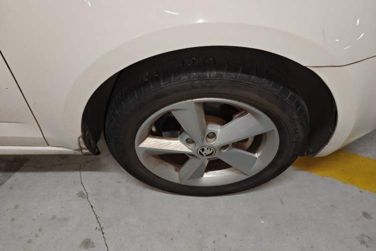 Used Skoda Octavia 2015 1.6L Automatic Yijie Edition Right Front Wheel Hub