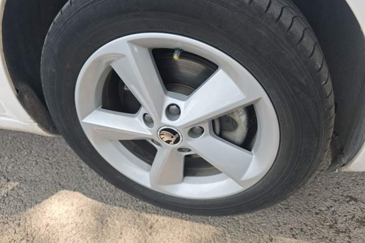 Used Skoda Octavia 2015 1.6L Automatic Yijun Edition Right Front Wheel Hub